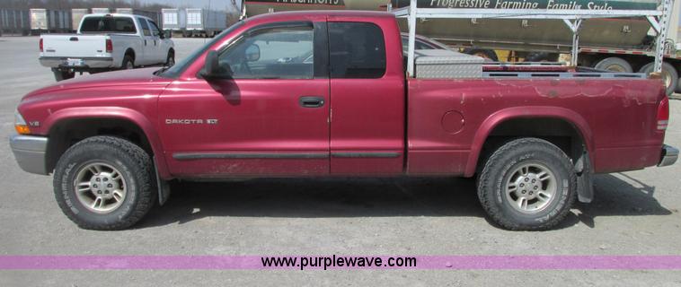 image for item G9152 1997 Dodge Dakota SLT Club Cab pickup truck