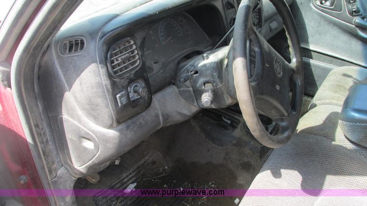 image for item G9152 1997 Dodge Dakota SLT Club Cab pickup truck