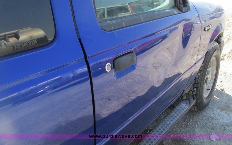 image for item G9153 2004 Ford Ranger XLT SuperCab pickup truck