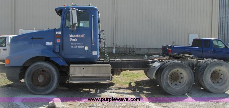 image for item G9155 1994 International 9200 semi truck