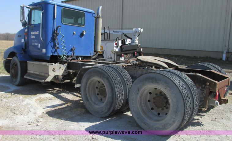 image for item G9155 1994 International 9200 semi truck