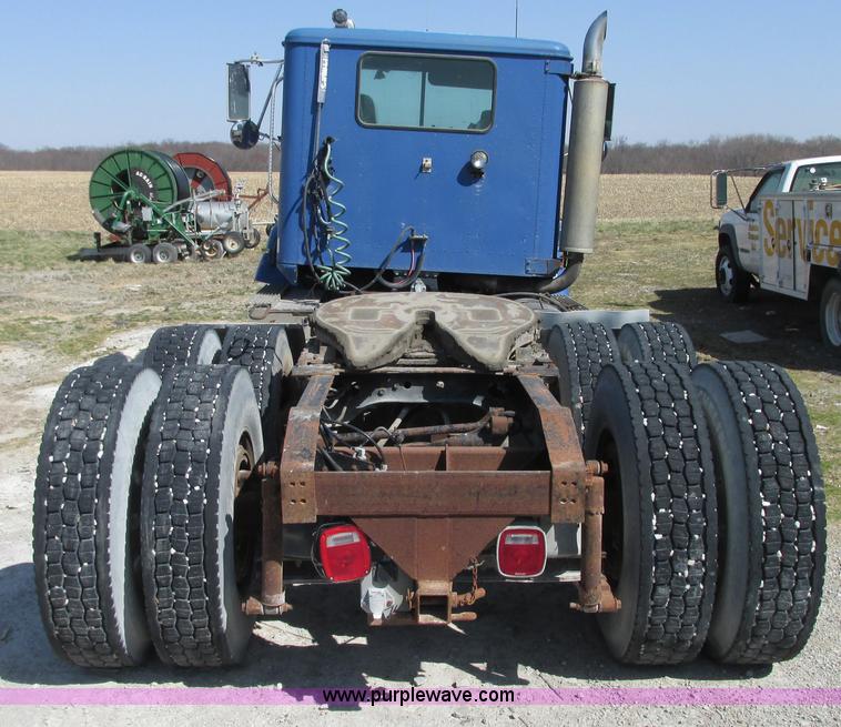 image for item G9155 1994 International 9200 semi truck