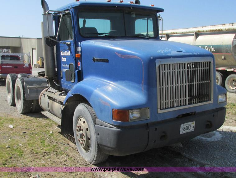 image for item G9155 1994 International 9200 semi truck