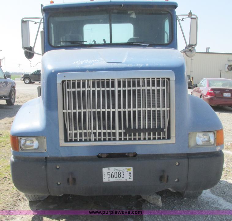 image for item G9155 1994 International 9200 semi truck