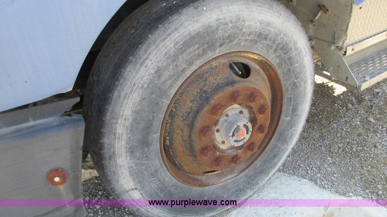 image for item G9155 1994 International 9200 semi truck