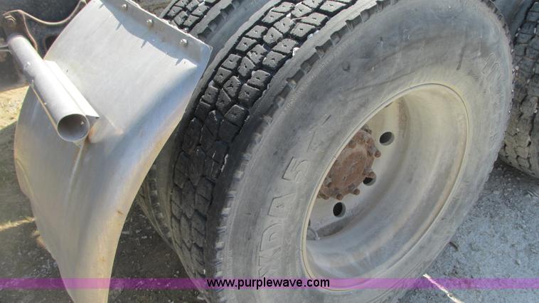 image for item G9155 1994 International 9200 semi truck