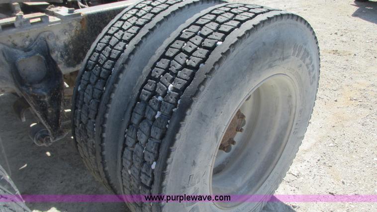 image for item G9155 1994 International 9200 semi truck