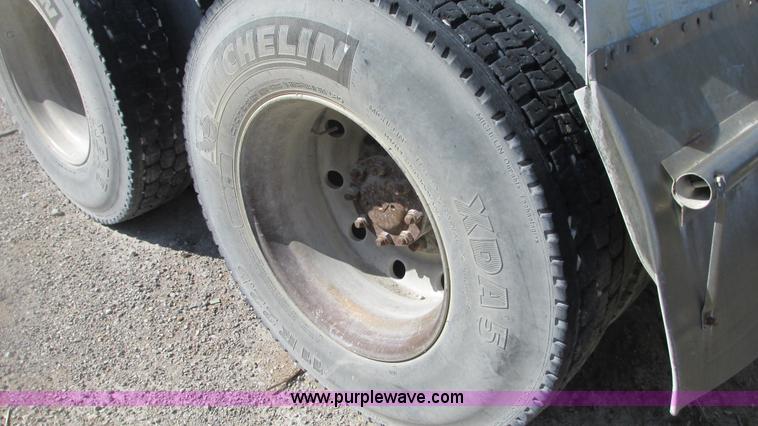 image for item G9155 1994 International 9200 semi truck