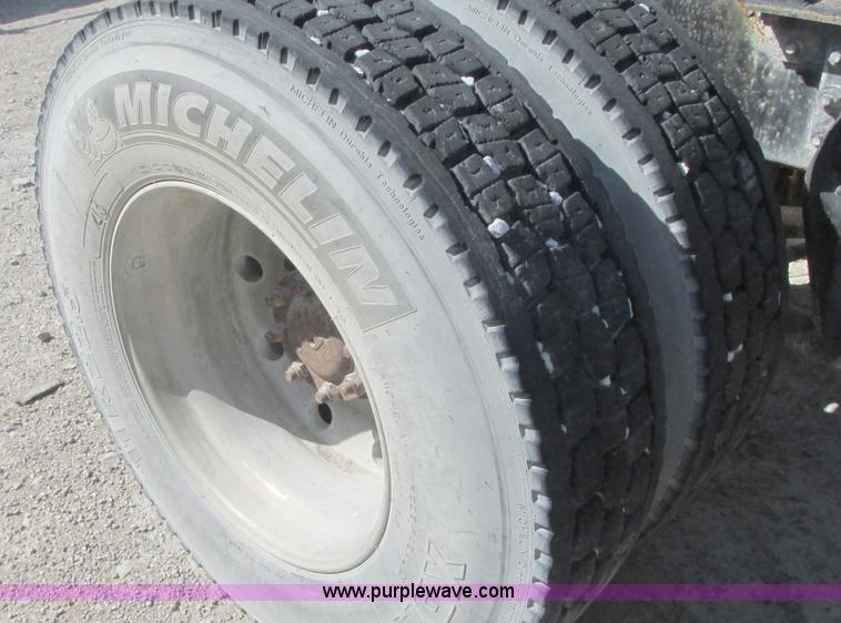 image for item G9155 1994 International 9200 semi truck