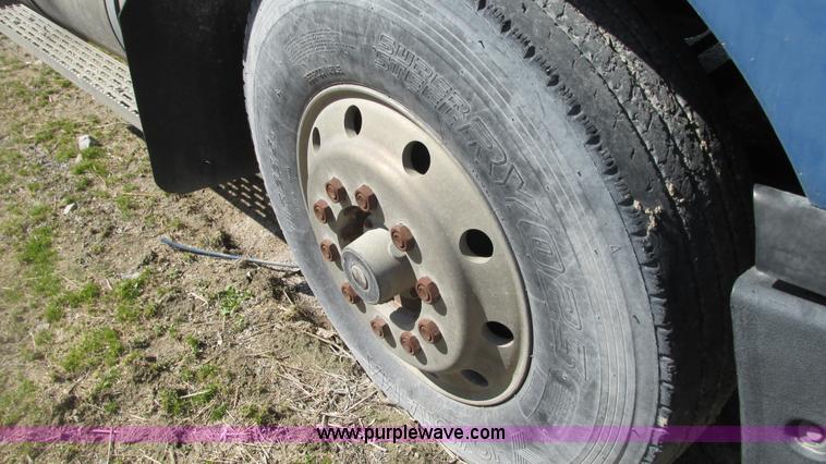 image for item G9155 1994 International 9200 semi truck