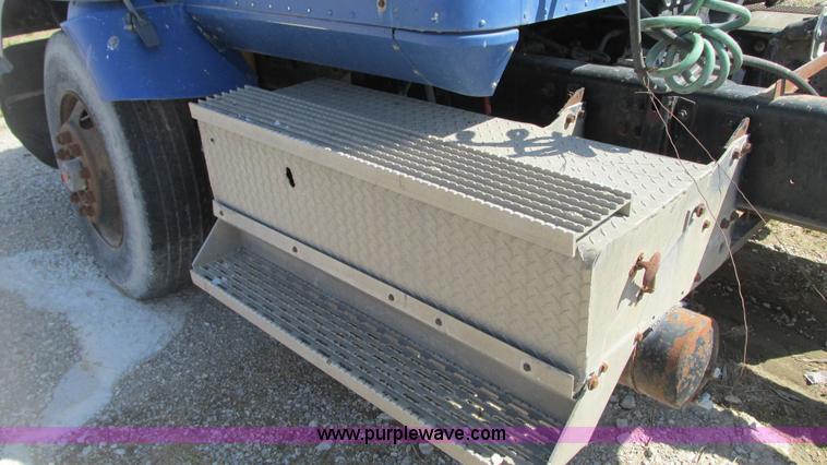 image for item G9155 1994 International 9200 semi truck