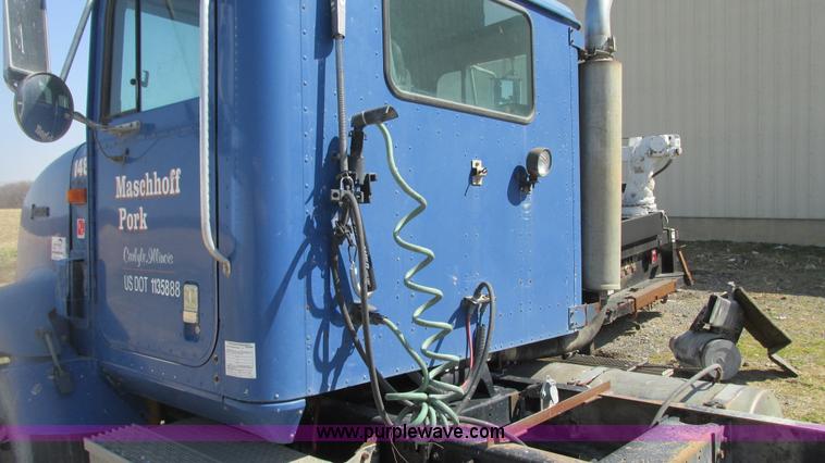 image for item G9155 1994 International 9200 semi truck