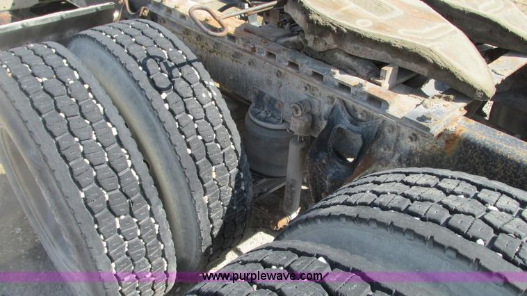 image for item G9155 1994 International 9200 semi truck