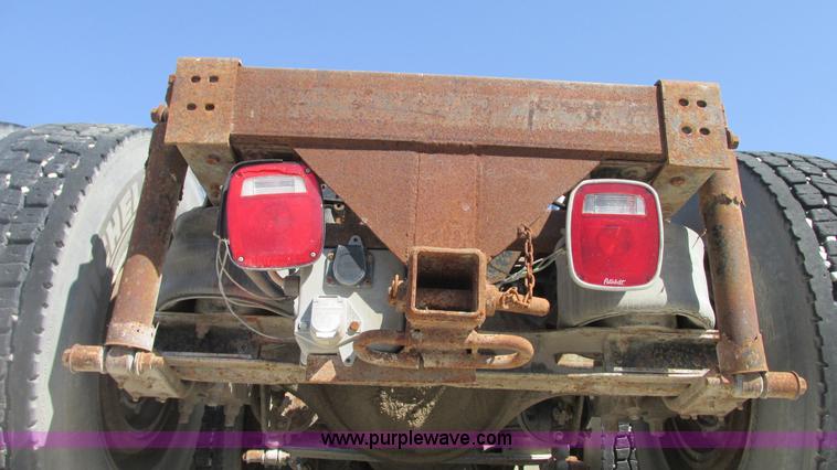 image for item G9155 1994 International 9200 semi truck