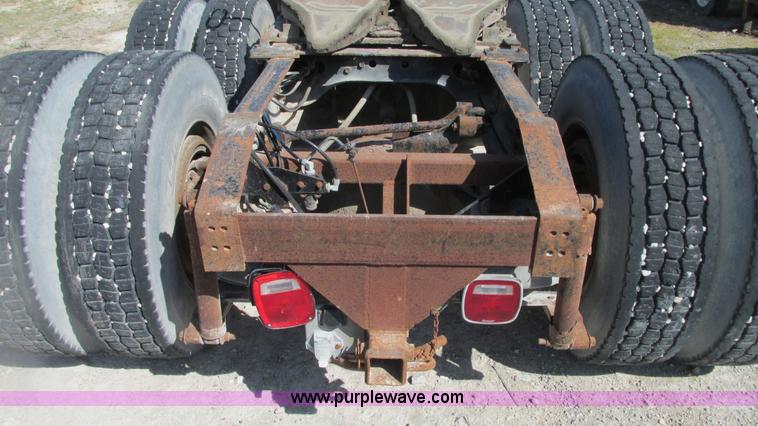 image for item G9155 1994 International 9200 semi truck