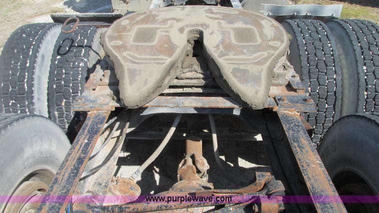 image for item G9155 1994 International 9200 semi truck