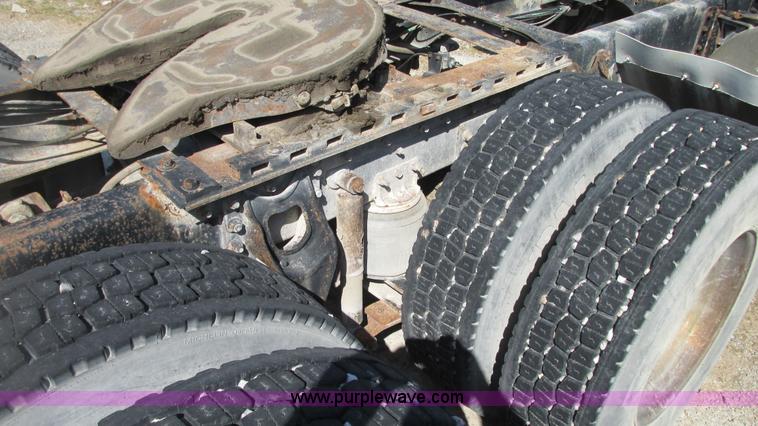 image for item G9155 1994 International 9200 semi truck