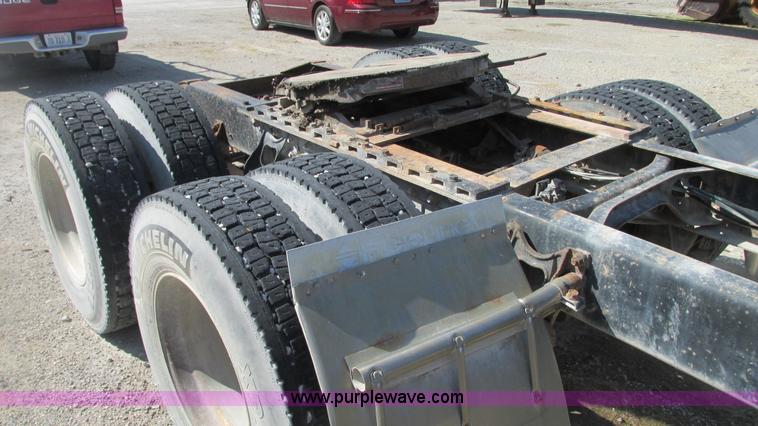 image for item G9155 1994 International 9200 semi truck