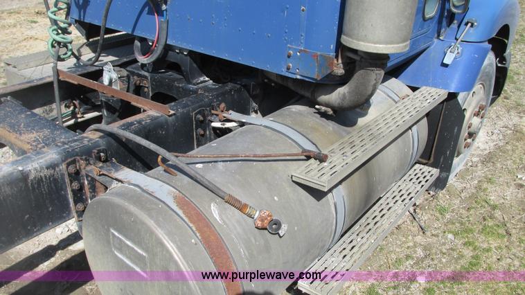 image for item G9155 1994 International 9200 semi truck