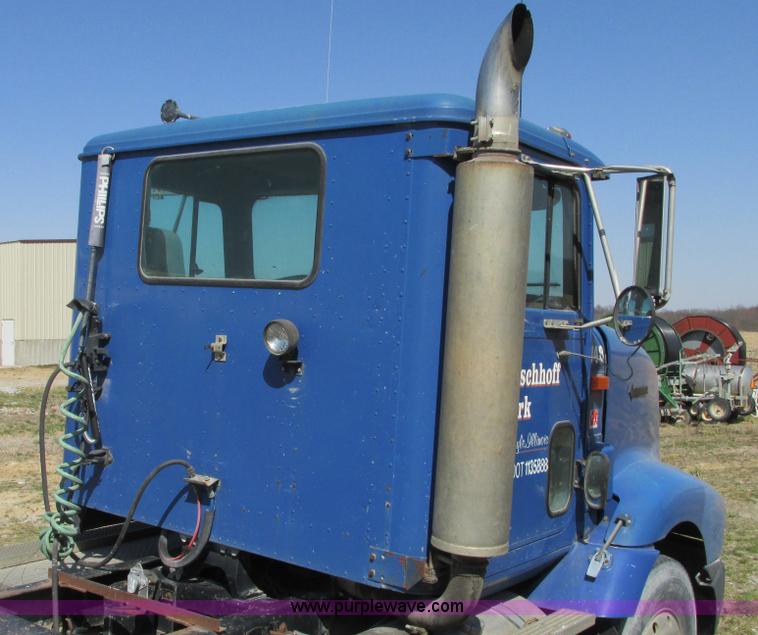 image for item G9155 1994 International 9200 semi truck