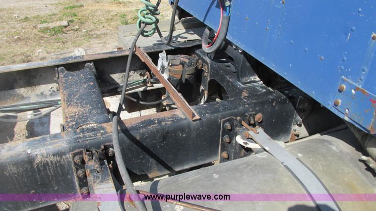 image for item G9155 1994 International 9200 semi truck