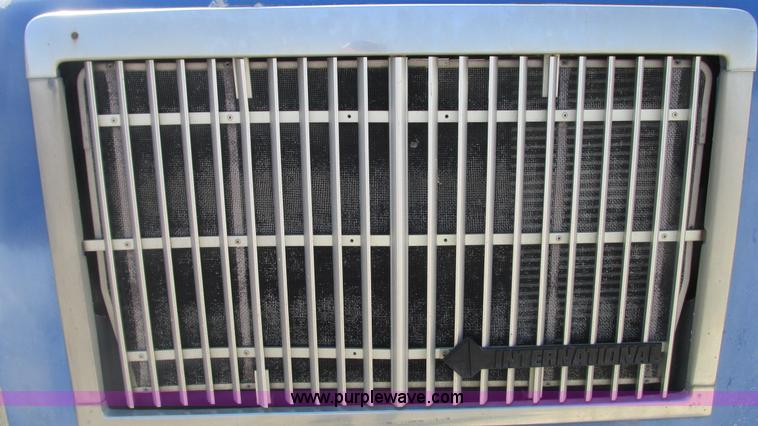 image for item G9155 1994 International 9200 semi truck