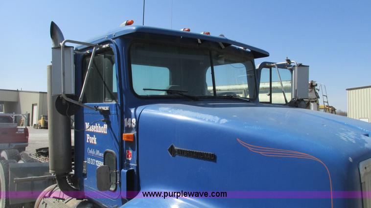 image for item G9155 1994 International 9200 semi truck