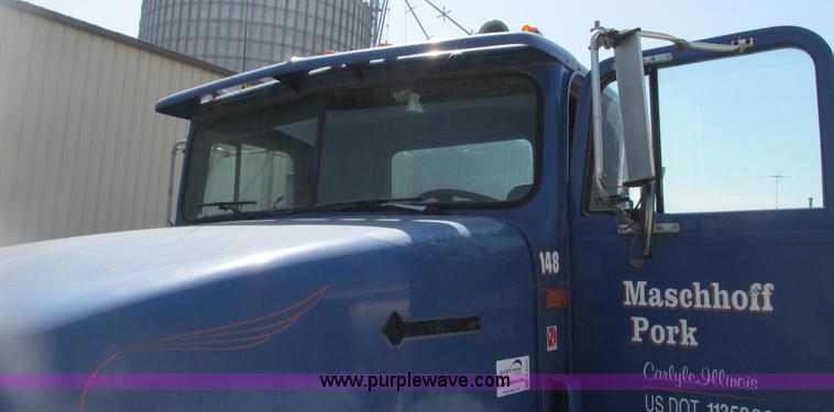 image for item G9155 1994 International 9200 semi truck