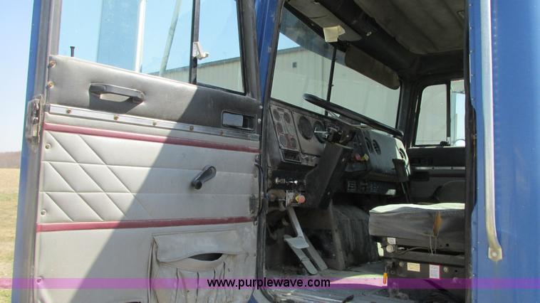 image for item G9155 1994 International 9200 semi truck