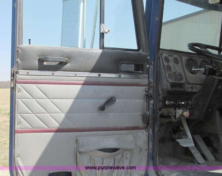 image for item G9155 1994 International 9200 semi truck