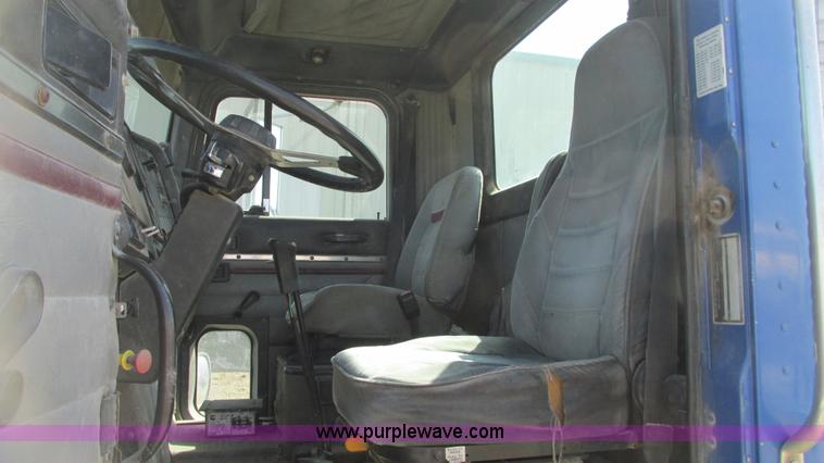 image for item G9155 1994 International 9200 semi truck