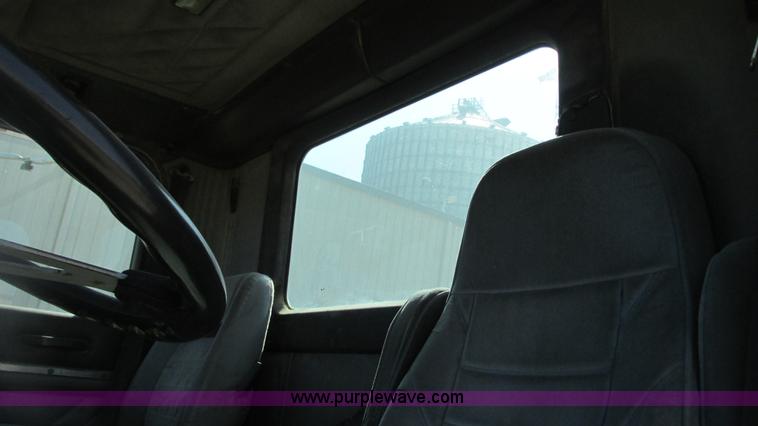 image for item G9155 1994 International 9200 semi truck