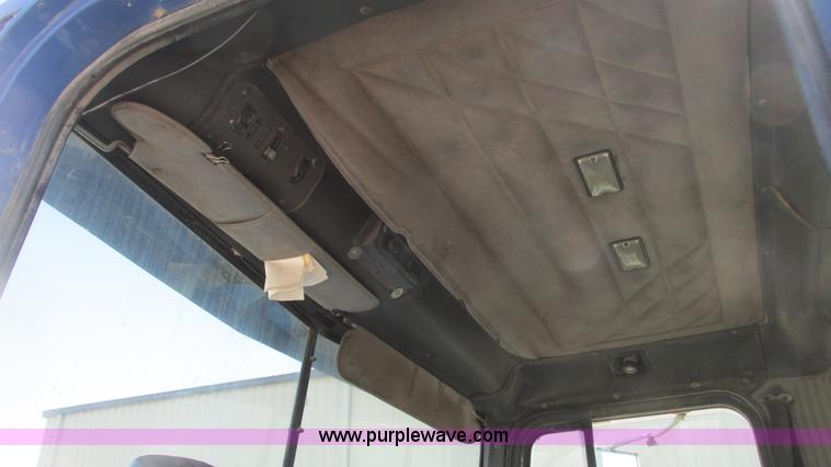 image for item G9155 1994 International 9200 semi truck