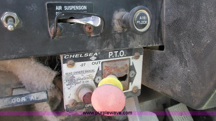 image for item G9155 1994 International 9200 semi truck