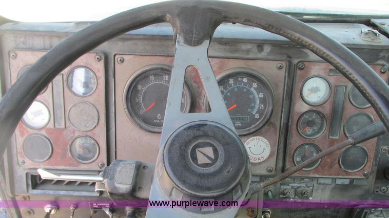 image for item G9155 1994 International 9200 semi truck