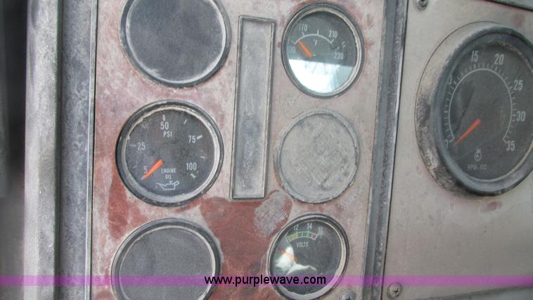 image for item G9155 1994 International 9200 semi truck