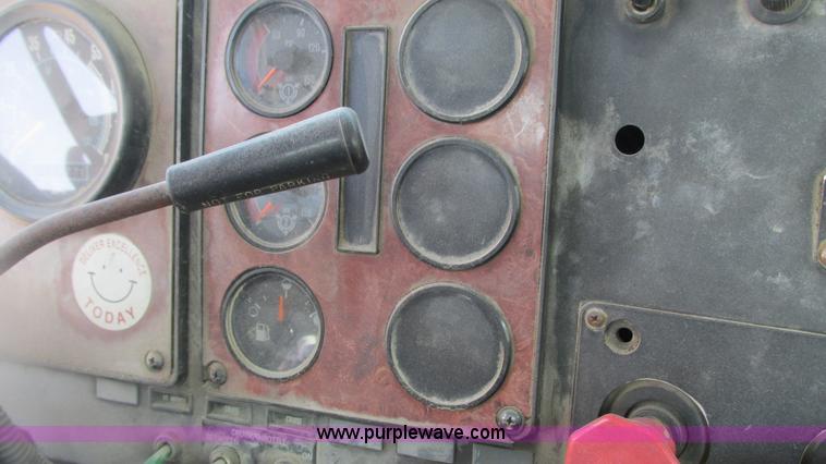 image for item G9155 1994 International 9200 semi truck