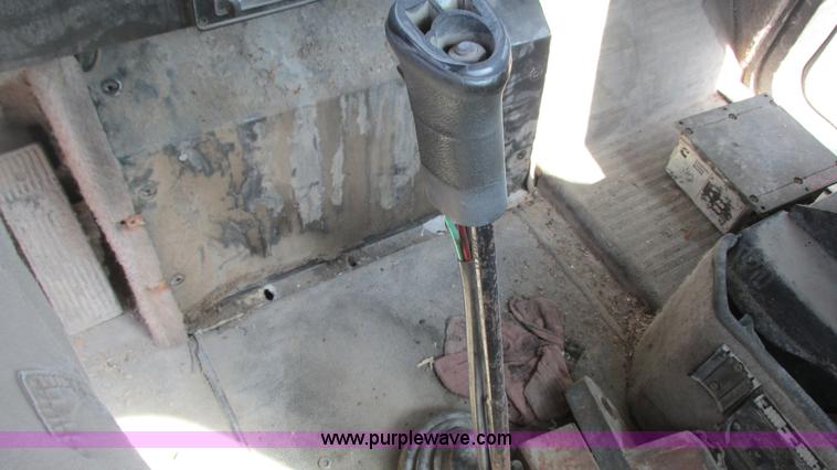 image for item G9155 1994 International 9200 semi truck