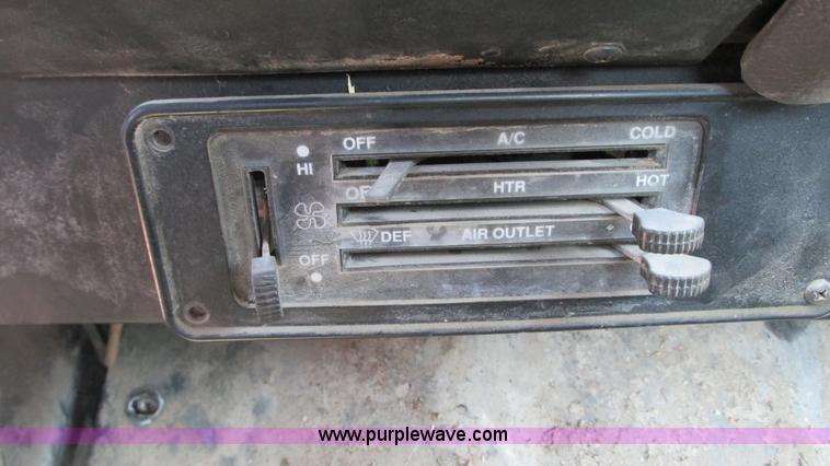 image for item G9155 1994 International 9200 semi truck