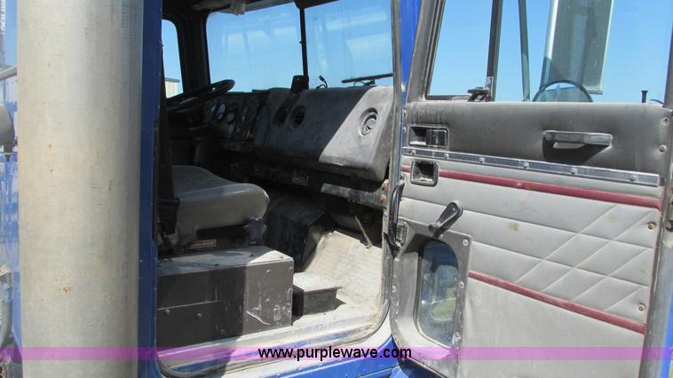 image for item G9155 1994 International 9200 semi truck