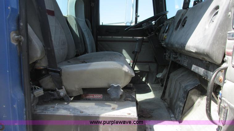 image for item G9155 1994 International 9200 semi truck