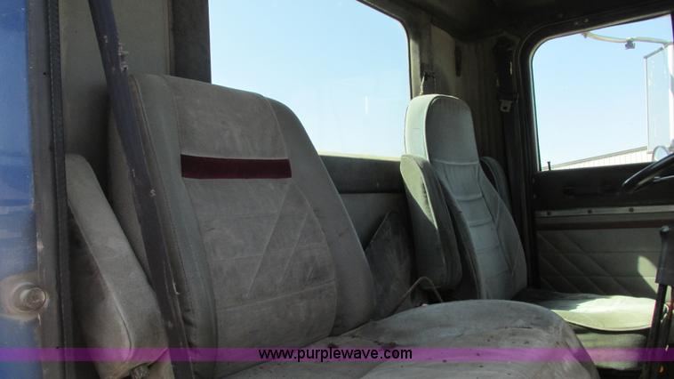 image for item G9155 1994 International 9200 semi truck