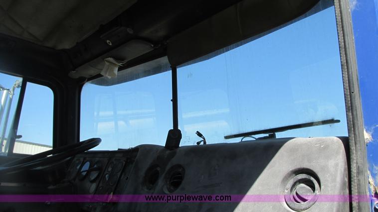 image for item G9155 1994 International 9200 semi truck