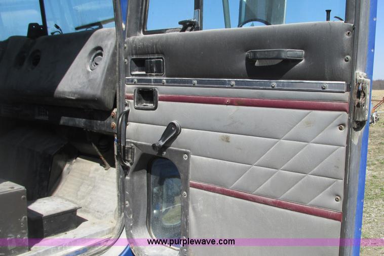 image for item G9155 1994 International 9200 semi truck