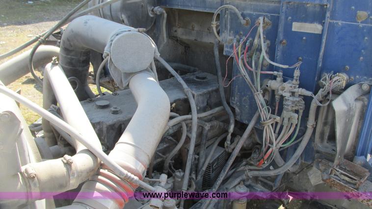 image for item G9155 1994 International 9200 semi truck