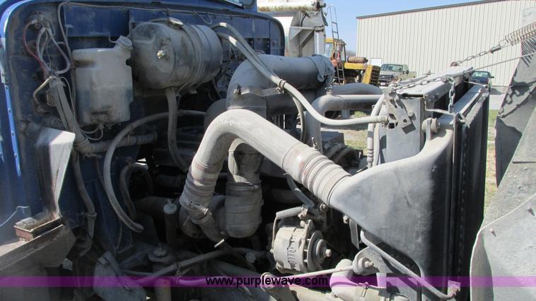 image for item G9155 1994 International 9200 semi truck