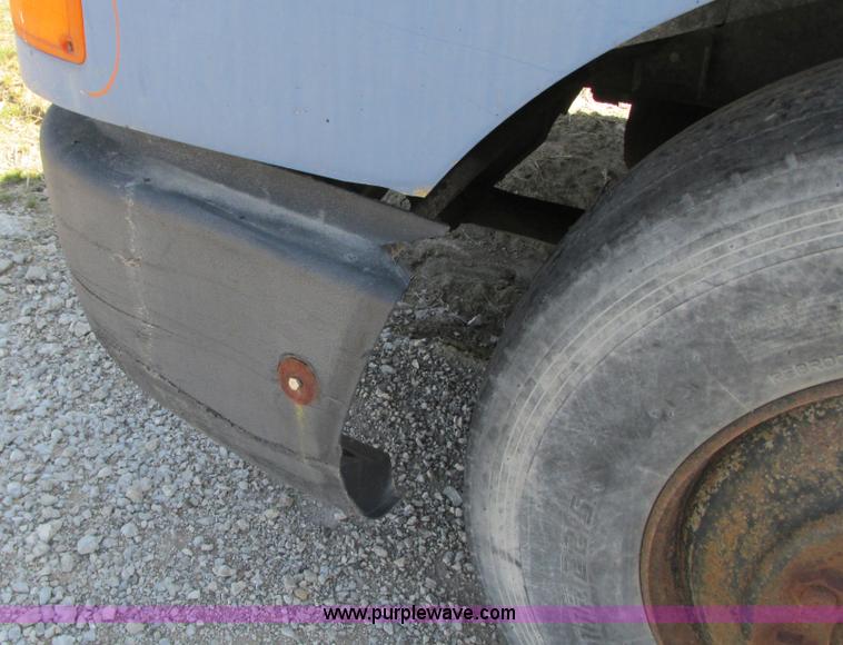 image for item G9155 1994 International 9200 semi truck