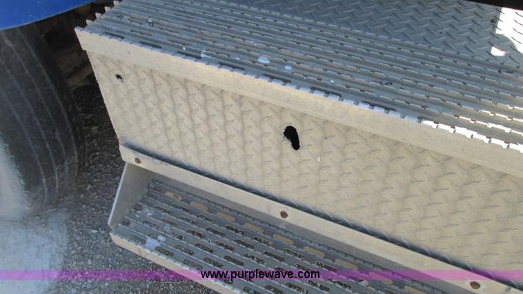 image for item G9155 1994 International 9200 semi truck