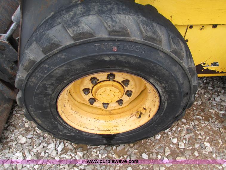 image for item G9334 2000 New Holland LS180 skid steer