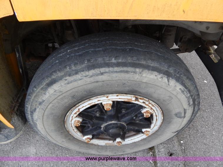 image for item H3474 1989 Ford B600 bus